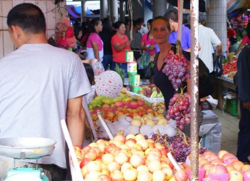 Lisa op de markt in Serian