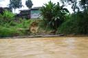 Een ander longhouse langs de rivier