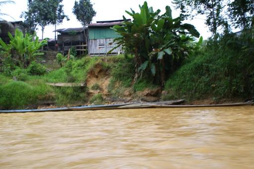 Een ander longhouse langs de rivier