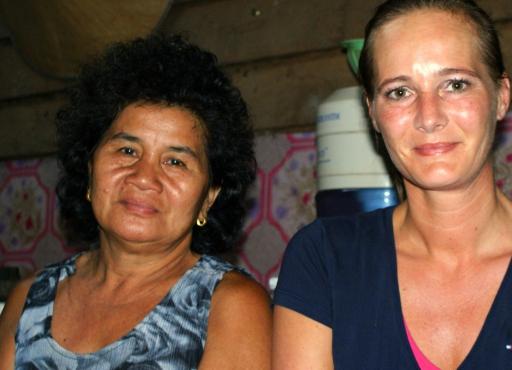 Lisa met de vrouw van de 'Chief'