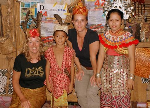 Nog even op de foto met onze Iban outfits