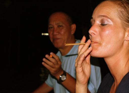 Lisa rookte mee met een palmstickie
