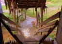 de 'boomstamtrap' vanuit de longhouse
