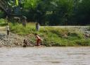 Kindertjes zwemmen in de rivier... tussen de crocs