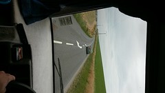 We rijden achter de John aan naar de camperplaats