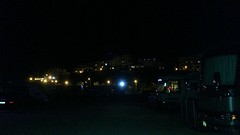 vanaf de camperplaats richting de stad,  dag en nacht verlicht