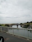 De oceaan in de verte, hoge golven!