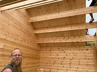 Perry in het houten huis van Michelle en Sander