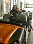 Sama Sama rules! Met golfkarretje naar de terminal