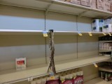 Lege schappen in de Safeway.... toiletpapier????