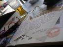 Stilleven met reiscahier, bril en bier