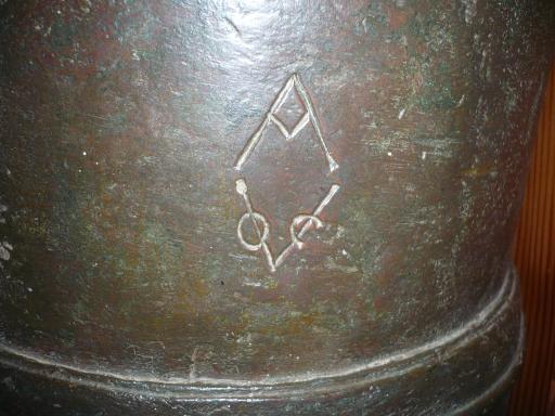 VOC Logo op kanon Batavia