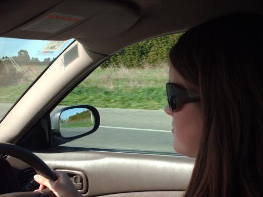 mo rijdt links en rechts in de auto