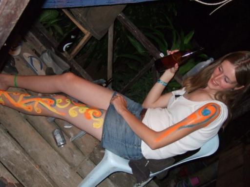 Moniek onder blacklight paint