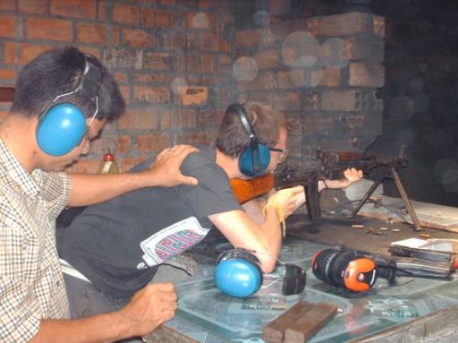 Shooting range (Tom met een legendarisch AK-47)