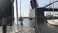 Door de brug het IJmeer op