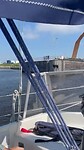 Kapitein stuurt de sluis in