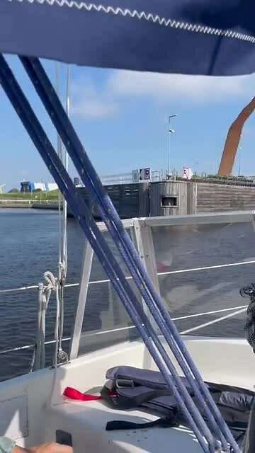 Kapitein stuurt de sluis in