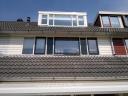 dakkapel in de verf en de rest van het huis