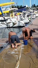 Ko en Piet schrobben de schimmel van de Lazy Bag...
