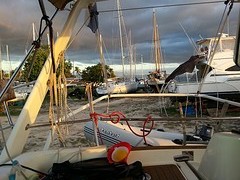 uitzicht vanaf de boot op het droge