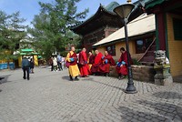 Monniken in Gandan Tegchenling Monastery