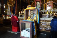 Monnik in tempel in Gandan Tegchenling Monastery