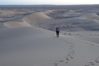 Onno in zandduinen in Gobi
