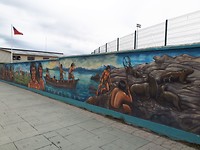 Beschilderde hele lange muur in Puerto Natales
