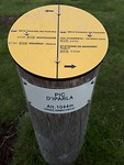 Routepaaltje op een bergtop