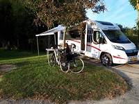 De vakantiegangers in de kersenboomgaard