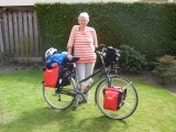 Greetje met de volledig bepakte fiets
