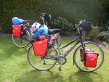 De volledig bepakte fietsen in de achtertuin