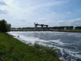 Zicht op een stuw in de Maas