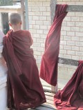monnikje in het oude Shwe Yaunghwe Kyaung klooster bij het Inle meer