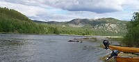 De rivier achter de camping.