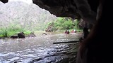 De rivier loopt door de rotsen heen