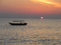 De zon in de zee zien zakken