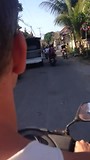 Scootertje rijden met Noem en Koen