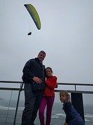 Parapente boven de kust
