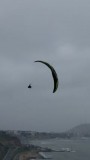 Parapente boven de kust