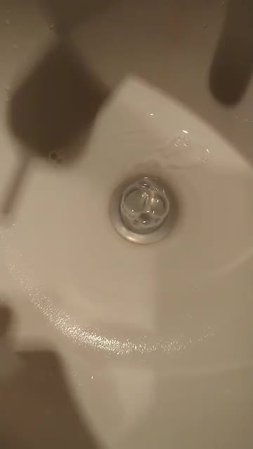 Water in de wasbak draait hier linksom