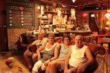 wij op de originele bank van Friends in Central Perk, New York