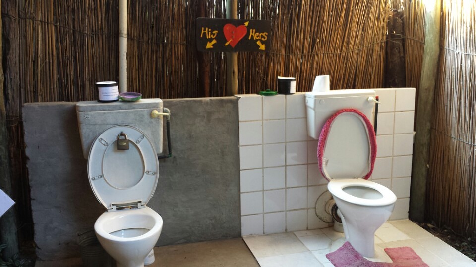 Samen naar de wc. Links is heren met slot op bril dat hij niet omlaag kan. Recht dames met mooi roze