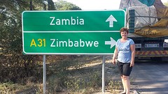 Verkeersbord naar Zambia en Zimbabwe