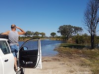 De weg houd op. Hier zijn de overstromingen nog steeds aanwezig