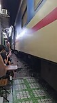 Trein vliegt voorbij aan terras