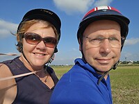 Met Ramona op de scooter (zanger Rinus)
