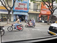 Met een glasplaat op de motorbike door de stad