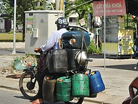 Vanaf het platteland gaat hij benzine scoren in de stad